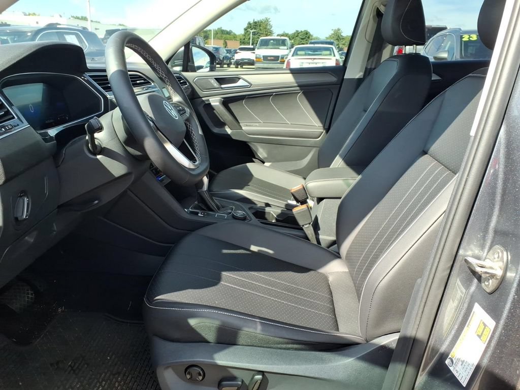 Used 2024 Volkswagen Tiguan SE AWD/4WD image 12