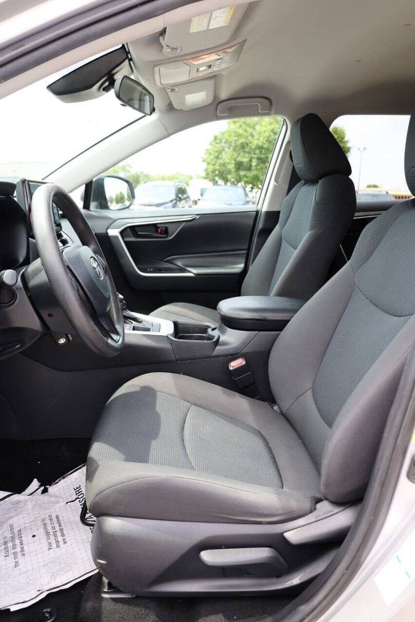 Used 2020 Toyota RAV4 LE AWD/4WD image 13