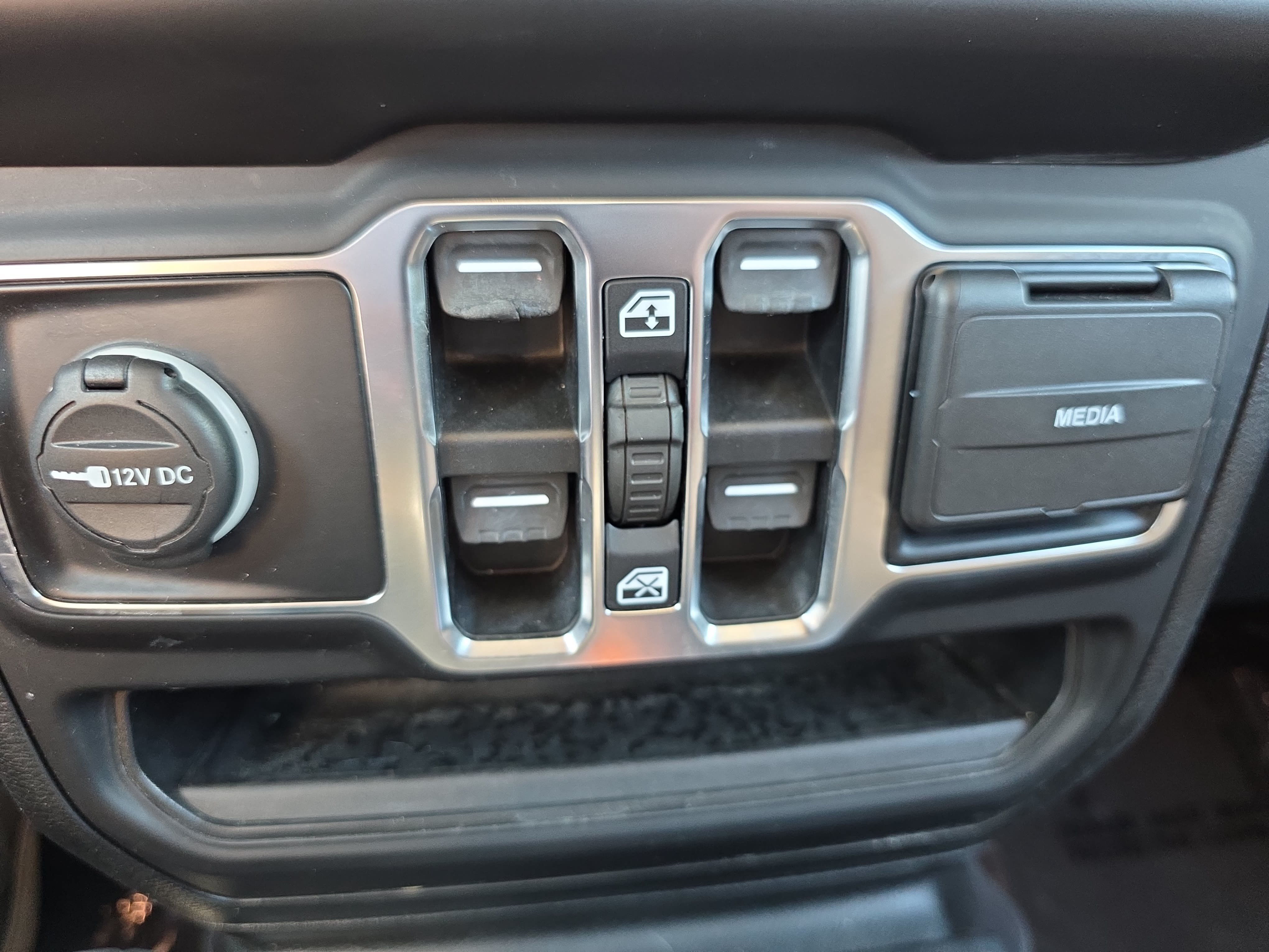 Used 2020 Jeep Gladiator Overland AWD/4WD image 25