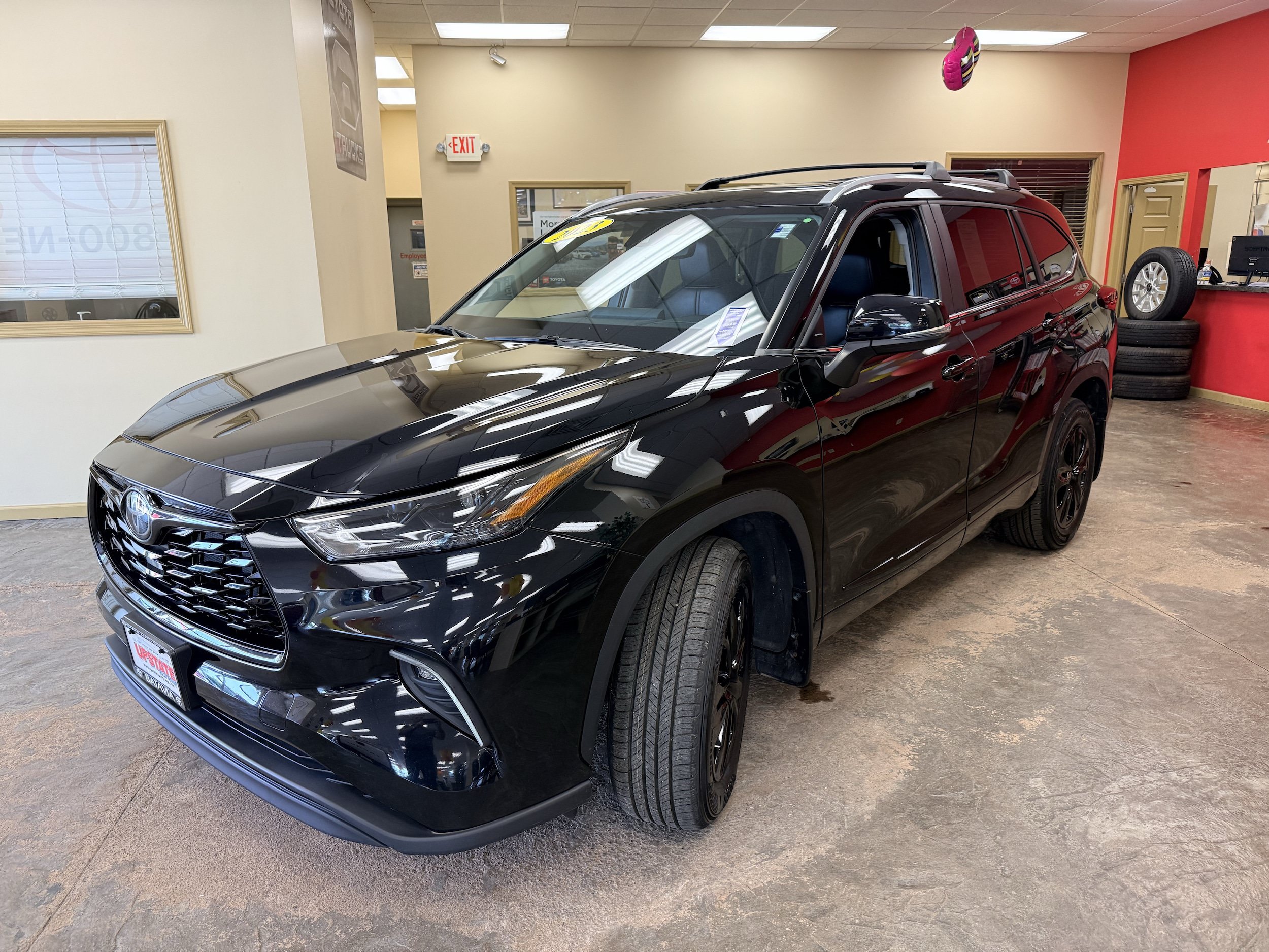 Used 2023 Toyota Highlander XLE AWD/4WD image 3