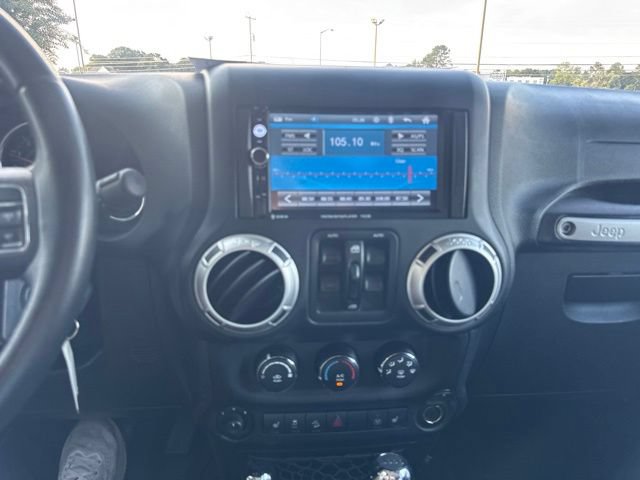 Used 2017 Jeep Wrangler Unlimited Sahara w/ Connectivity Group AWD/4WD image 18
