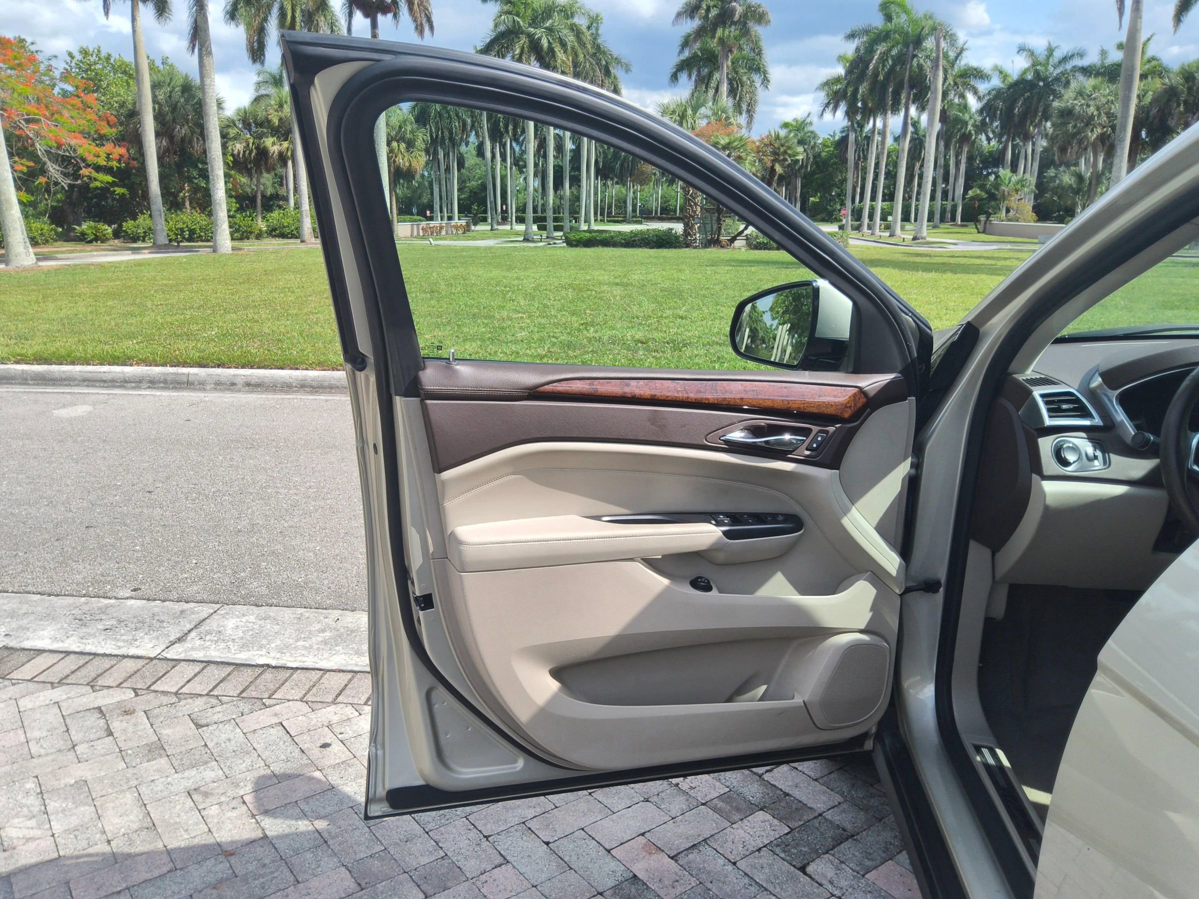 Used 2013 Cadillac SRX Luxury FWD image 9