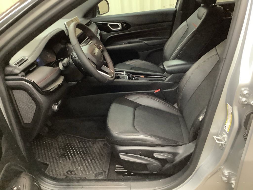 Used 2025 Jeep Compass Trailhawk AWD/4WD image 14