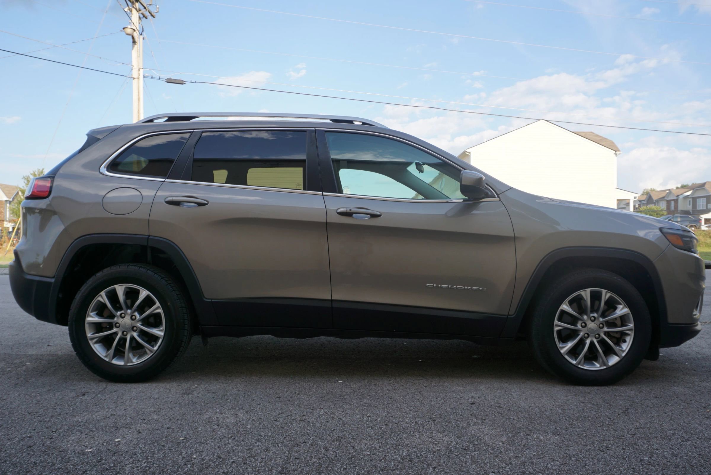 Used 2019 Jeep Cherokee Latitude Plus image 4