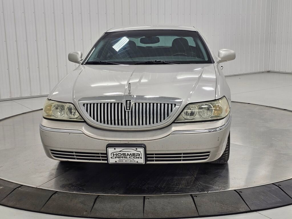 Used 2005 Lincoln Town Car Signature Limited image 8