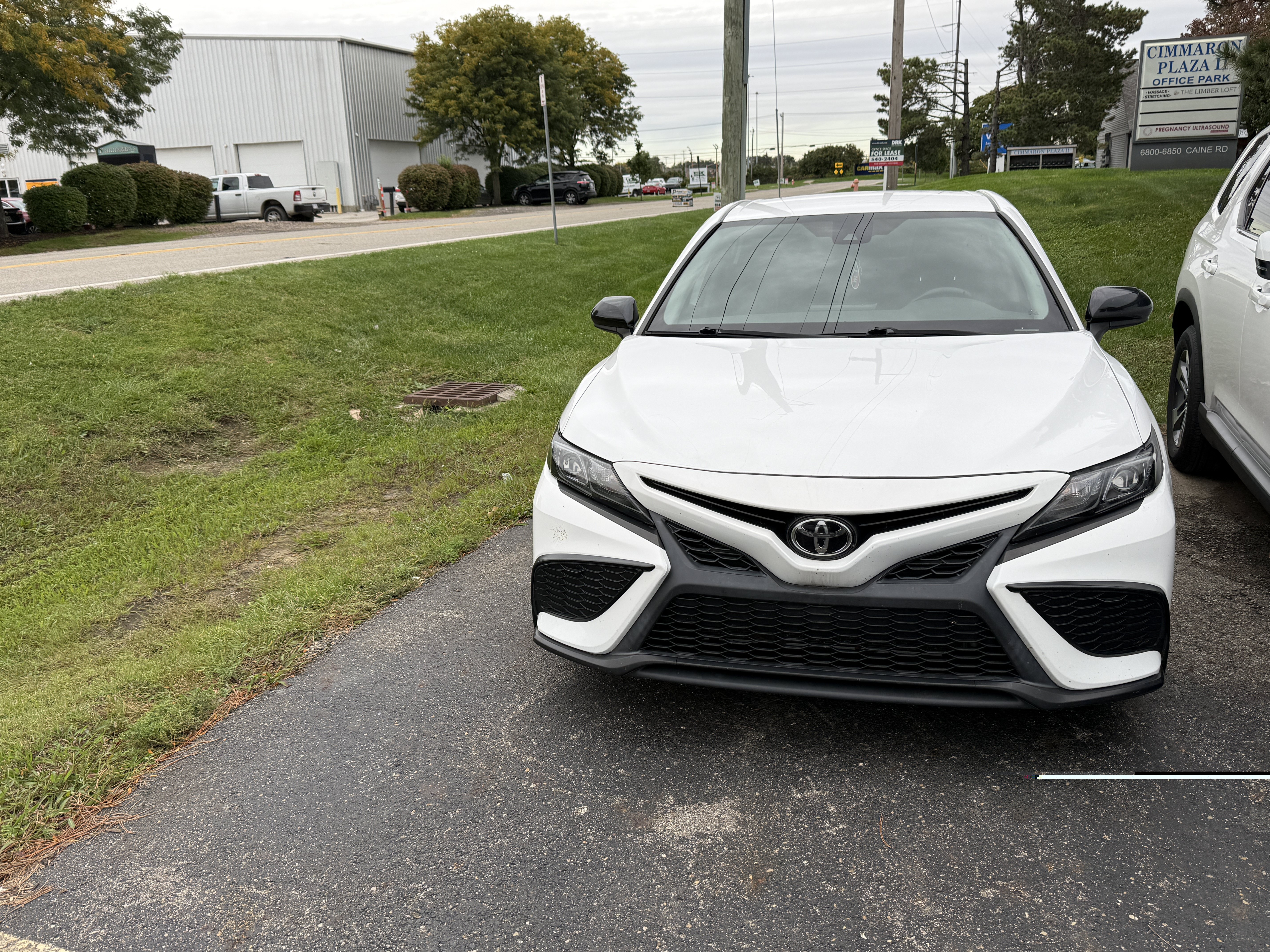 Used 2021 Toyota Camry SE FWD image 3