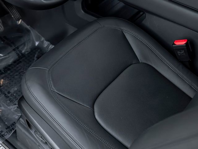 Used 2025 Land Rover Defender 90 X-Dynamic SE image 19