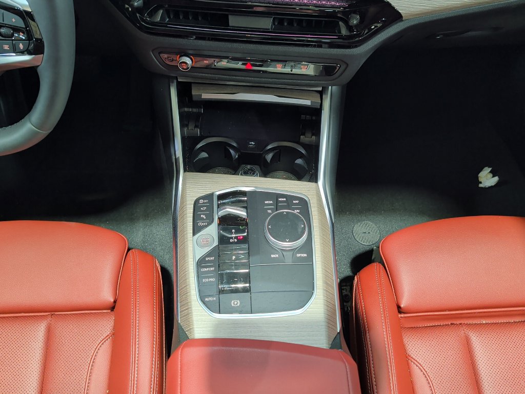 Certified 2025 BMW 330i xDrive Sedan w/ Premium Package AWD/4WD image 14