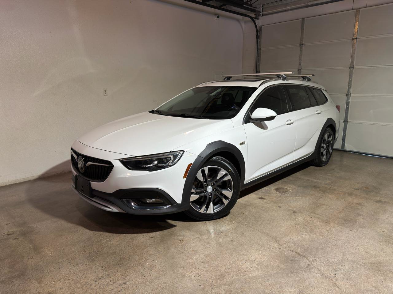 Used 2018 Buick Regal Essence w/ Driver Confidence Package #1 AWD/4WD image 1