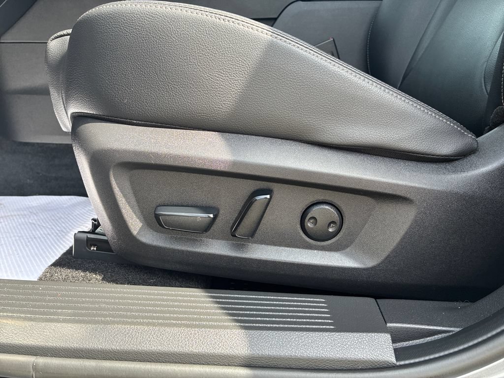 Used 2025 Nissan Rogue SL AWD/4WD image 9