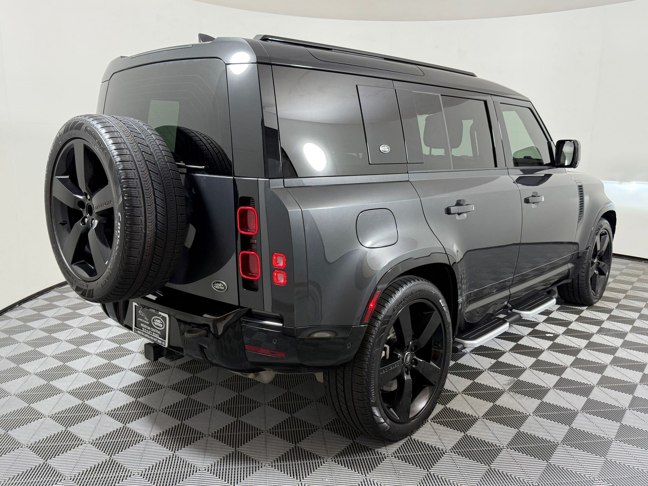 Used 2023 Land Rover Defender 110 X-Dynamic SE AWD/4WD image 9
