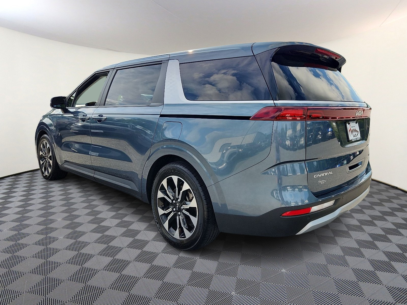 Certified 2024 Kia Carnival EX FWD image 4