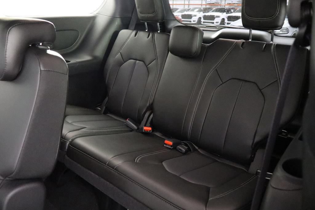 New 2027 Chrysler Pacifica Select FWD image 17