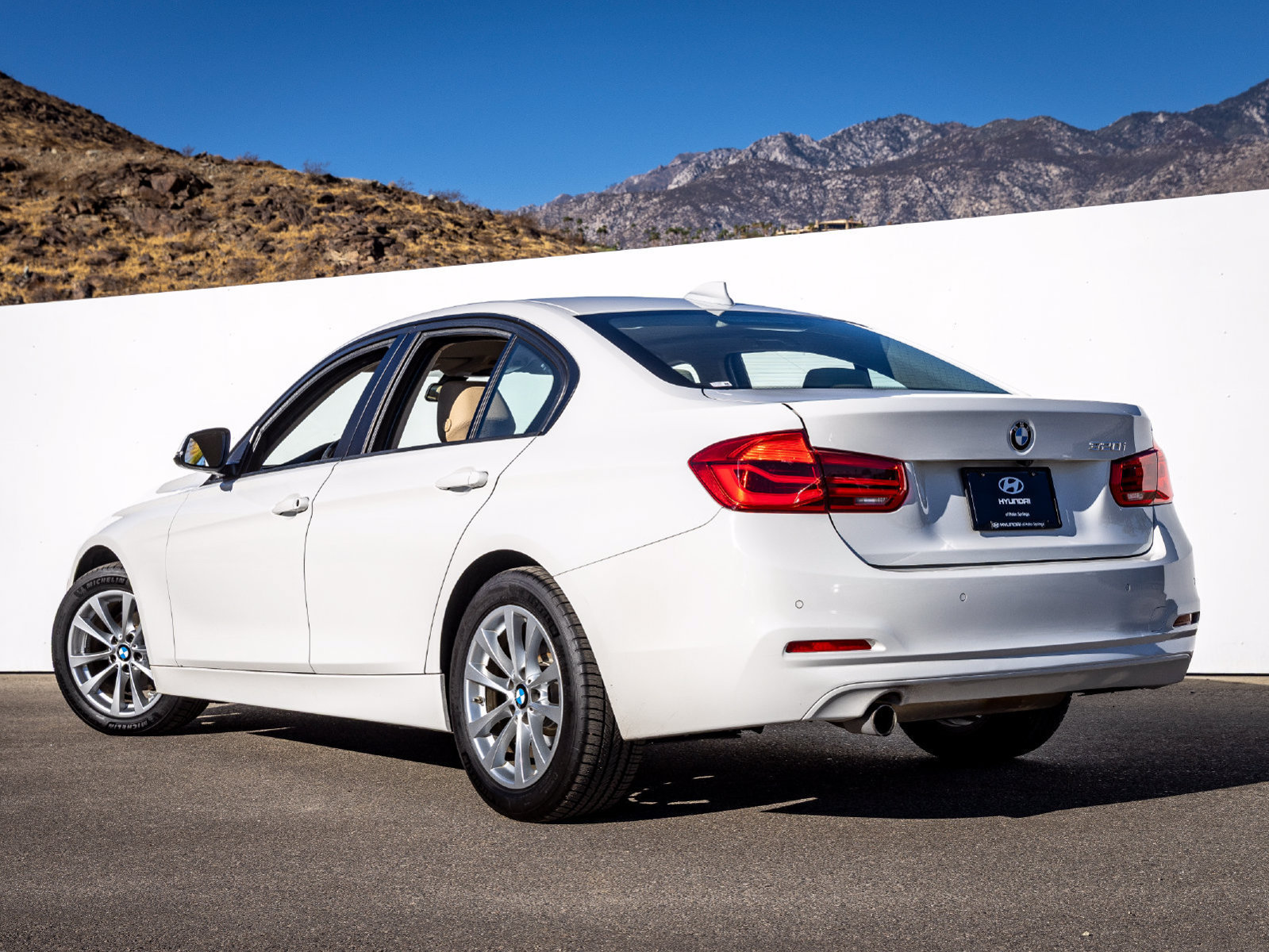 Used 2017 BMW 320i Sedan RWD image 7