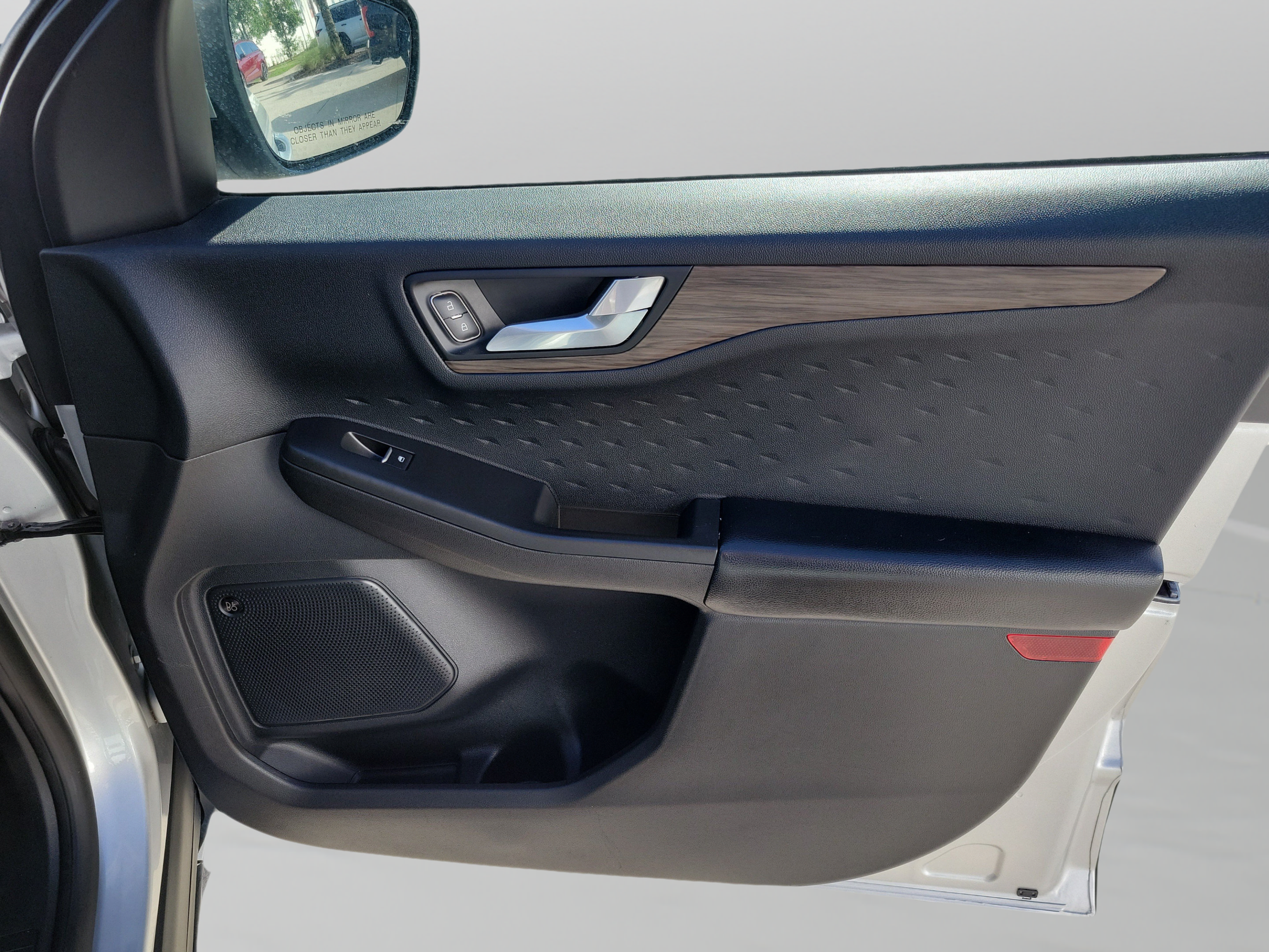 Used 2020 Ford Escape Titanium FWD image 26
