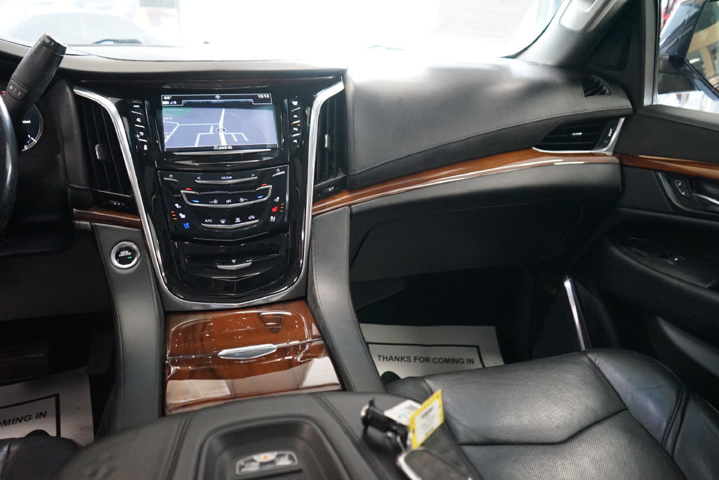 Used 2018 Cadillac Escalade Luxury AWD/4WD image 15