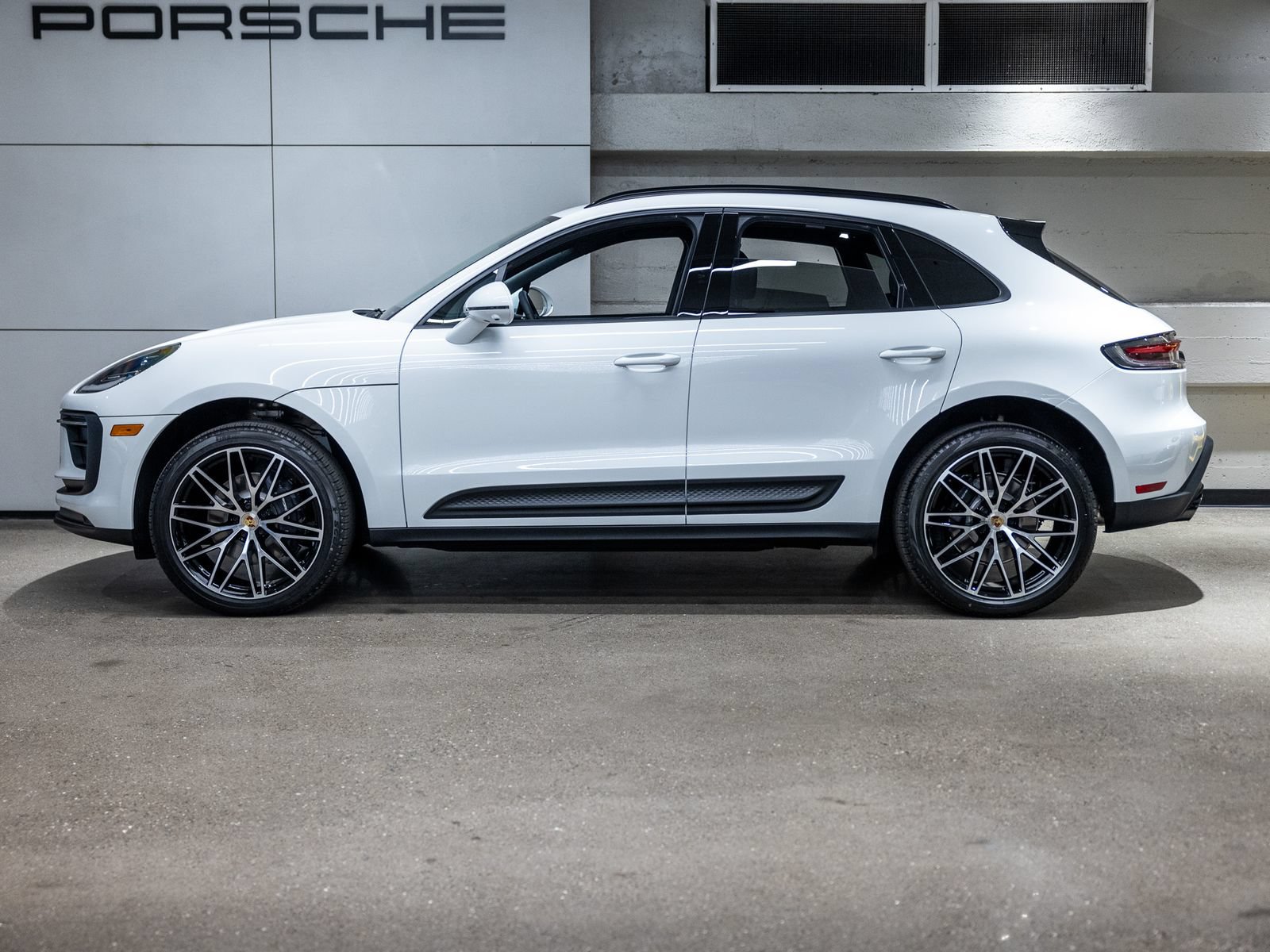 Certified 2026 Porsche Macan AWD/4WD image 2