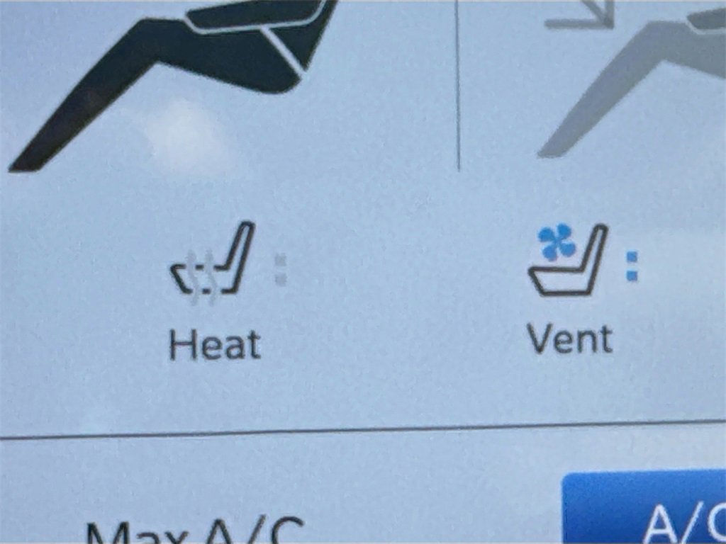 Used 2023 Chrysler Pacifica Limited w/ Uconnect Theater Family Group image 22