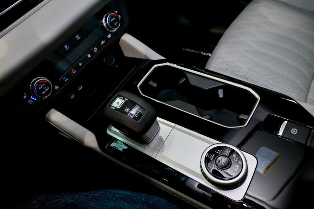 Used 2025 Mitsubishi Outlander AWD image 39