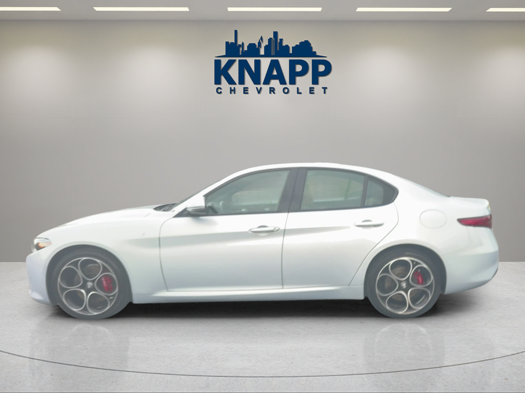 Used 2022 Alfa Romeo Giulia Ti AWD/4WD image 2