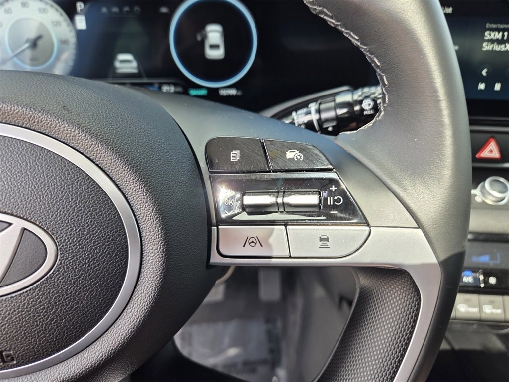 Used 2025 Hyundai Elantra SEL image 30