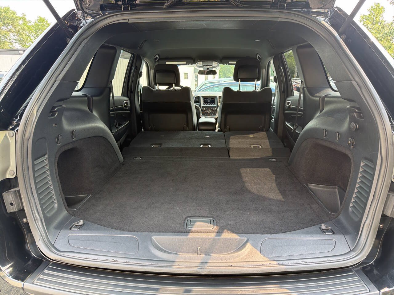 Used 2019 Jeep Grand Cherokee Laredo AWD/4WD image 26