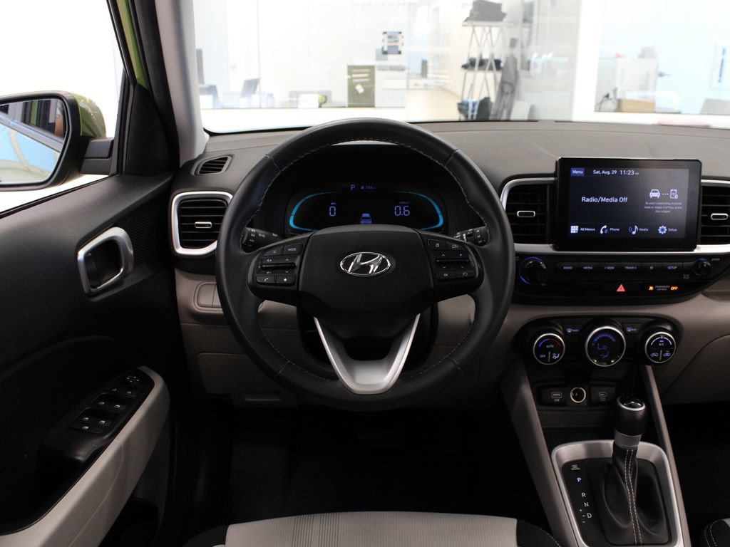 Used 2024 Hyundai Venue SEL FWD image 18