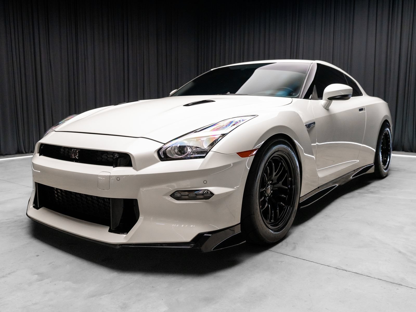 Used 2024 Nissan GT-R Premium w/ Premium Interior Package AWD/4WD image 28