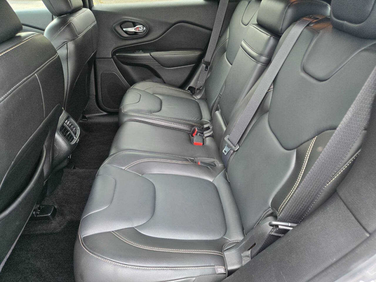 Used 2015 Jeep Cherokee Limited w/ Technology Group AWD/4WD image 29