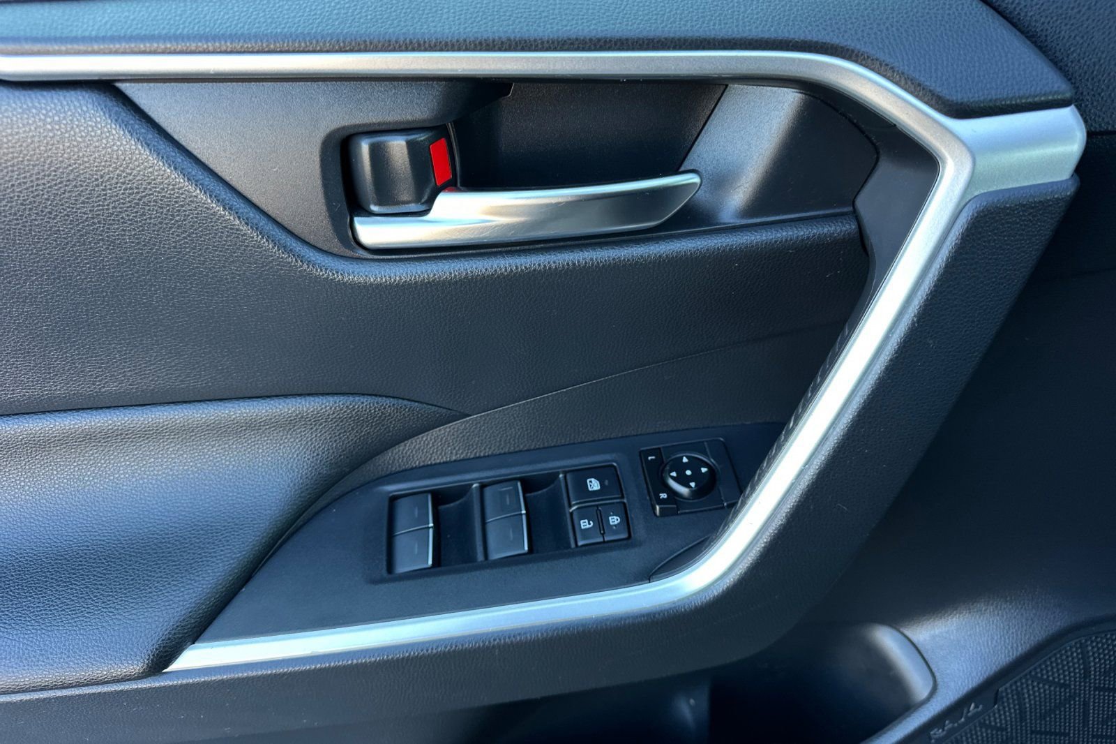 Used 2022 Toyota RAV4 XLE w/ Convenience Package image 11