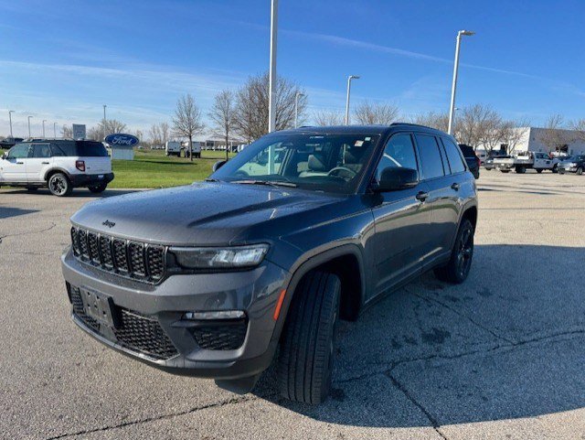 Used 2024 Jeep Grand Cherokee Limited w/ Black Appearance Package image 3