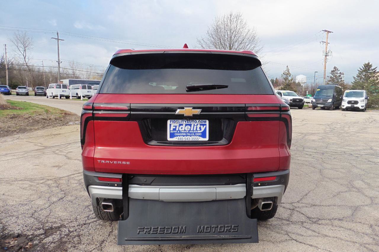 Used 2025 Chevrolet Traverse LT w/ Sun and Wheel Package image 26