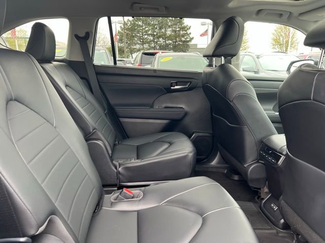 Used 2023 Toyota Highlander XLE AWD/4WD image 14