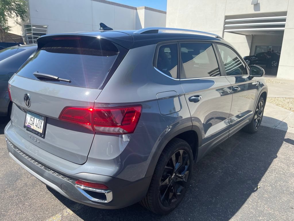 Used 2024 Volkswagen Taos SE w/ Panoramic Sunroof Package FWD image 4
