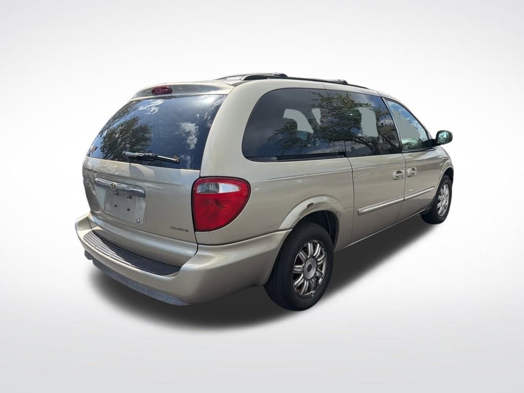 Used 2006 Chrysler Town & Country Touring image 5