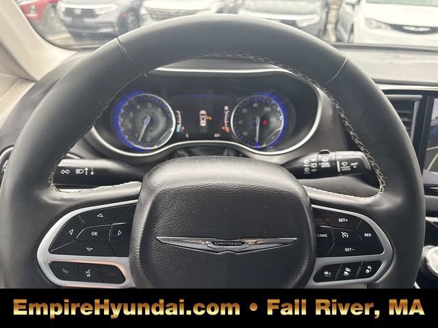 Used 2023 Chrysler Pacifica Touring-L image 28