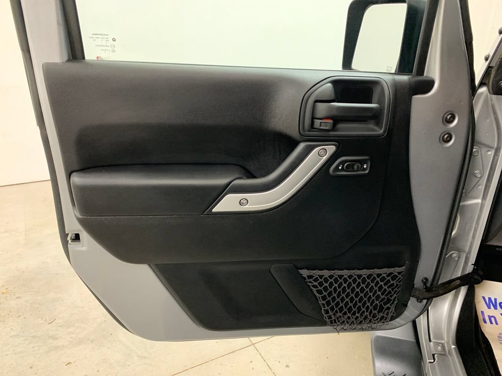 Used 2015 Jeep Wrangler Unlimited Sahara w/ Connectivity Group AWD/4WD image 18
