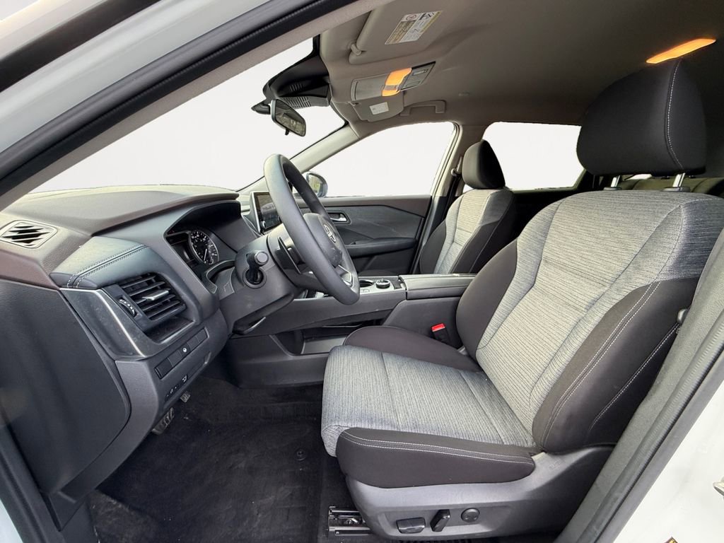 Used 2023 Nissan Rogue SV image 10