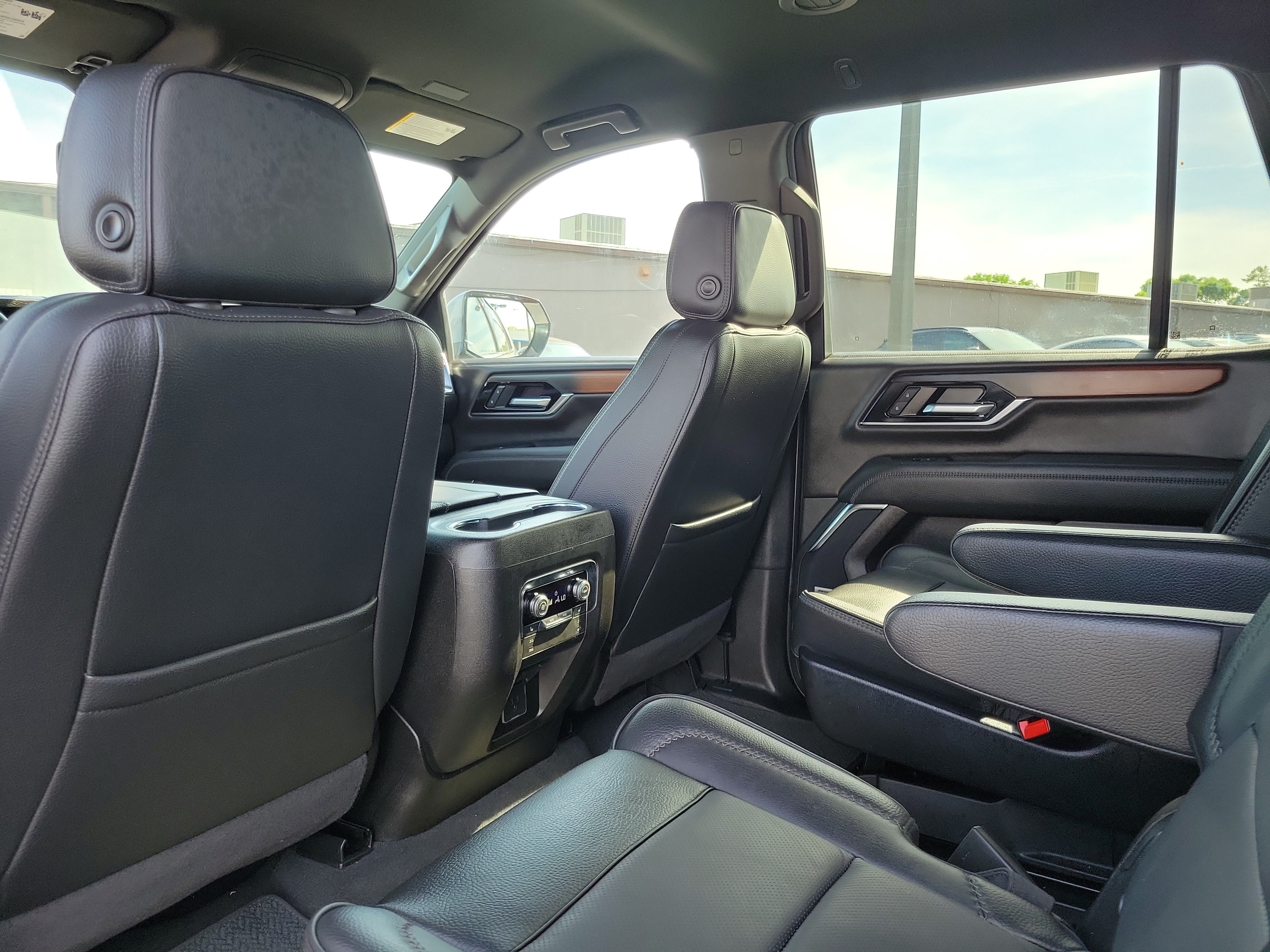 Used 2025 GMC Yukon Denali AWD/4WD image 14