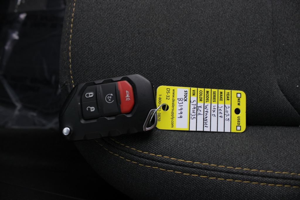 Used 2025 Jeep Wrangler Unlimited Sahara AWD/4WD image 7
