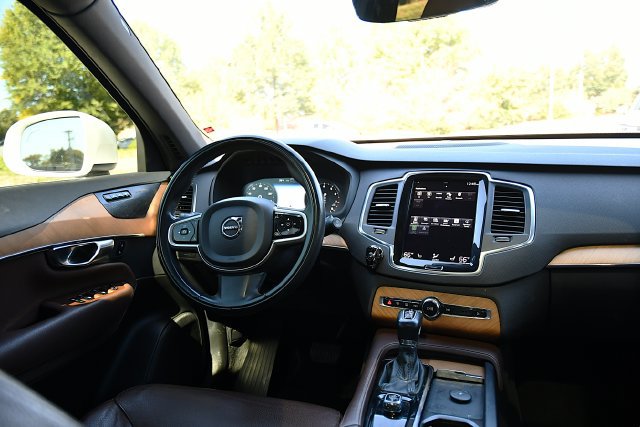 Used 2022 Volvo XC90 T6 Momentum w/ Climate Package AWD/4WD image 16