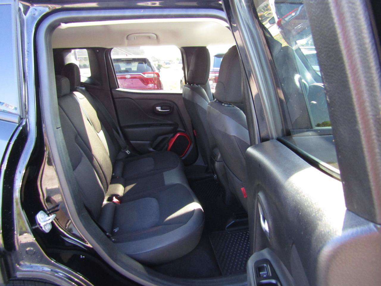 Used 2018 Jeep Renegade Trailhawk w/ UConnect 8.4 Nav Group AWD/4WD image 23