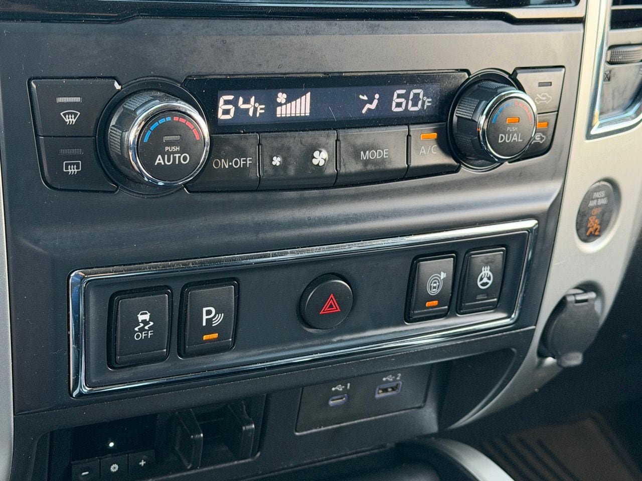 Used 2020 Nissan Titan SL w/ Moonroof Package RWD image 25