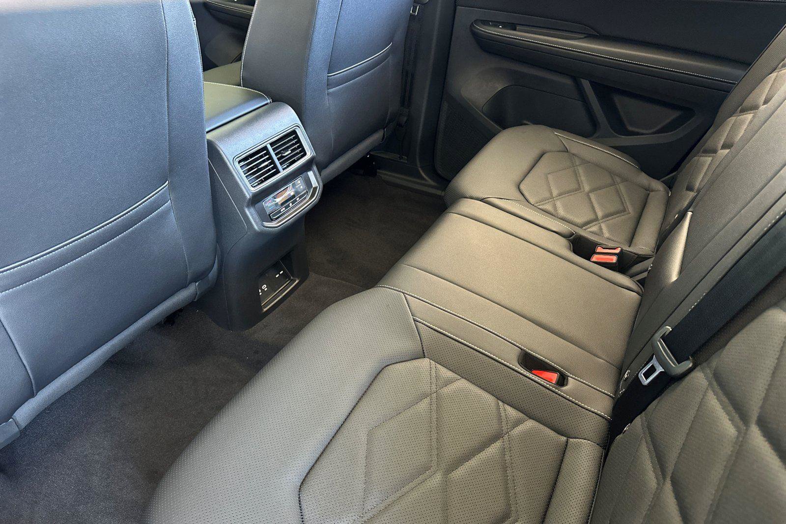 New 2026 Volkswagen Atlas SE image 11