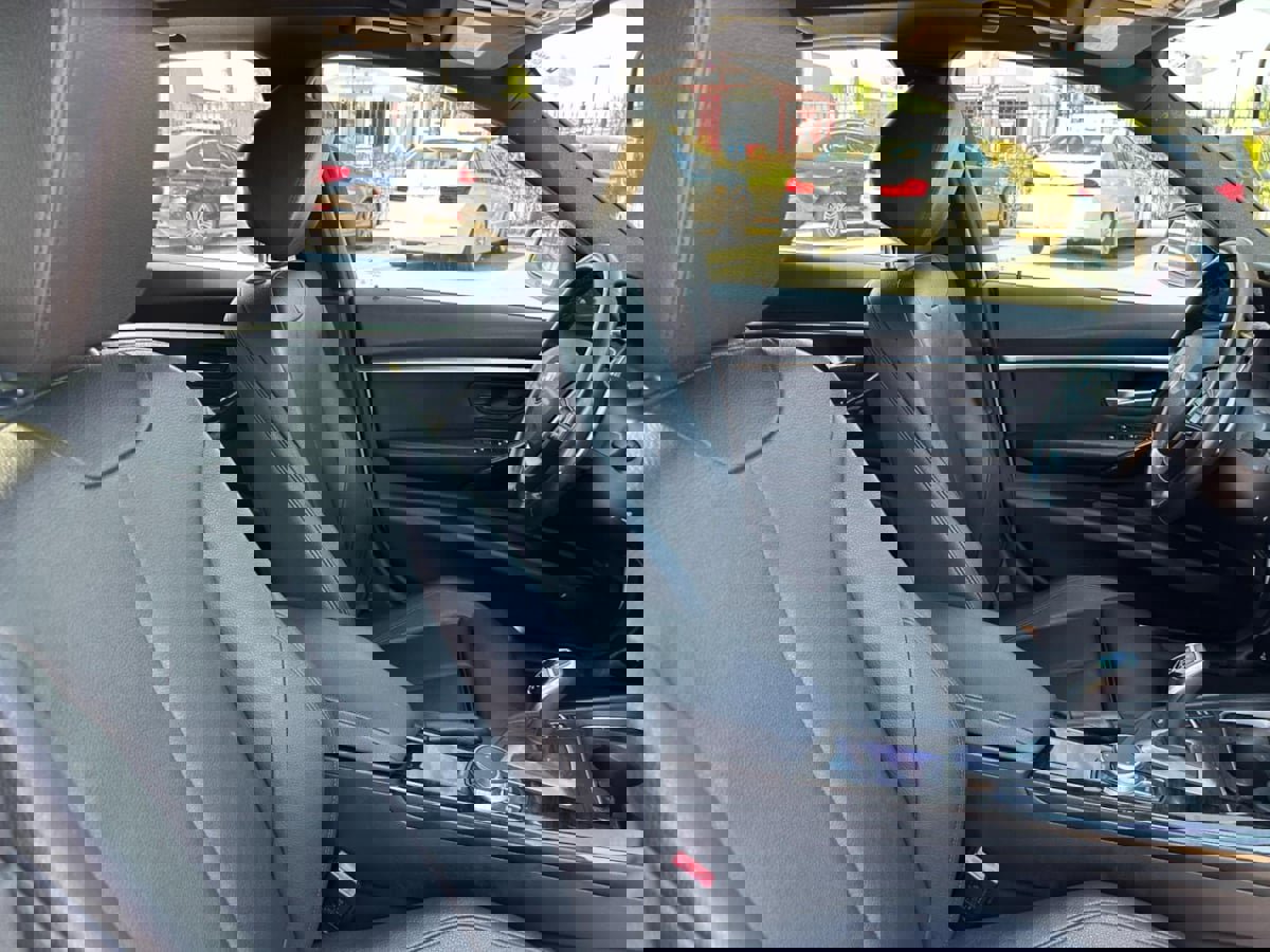 Used 2018 BMW 330i Sedan w/ Premium Package image 30