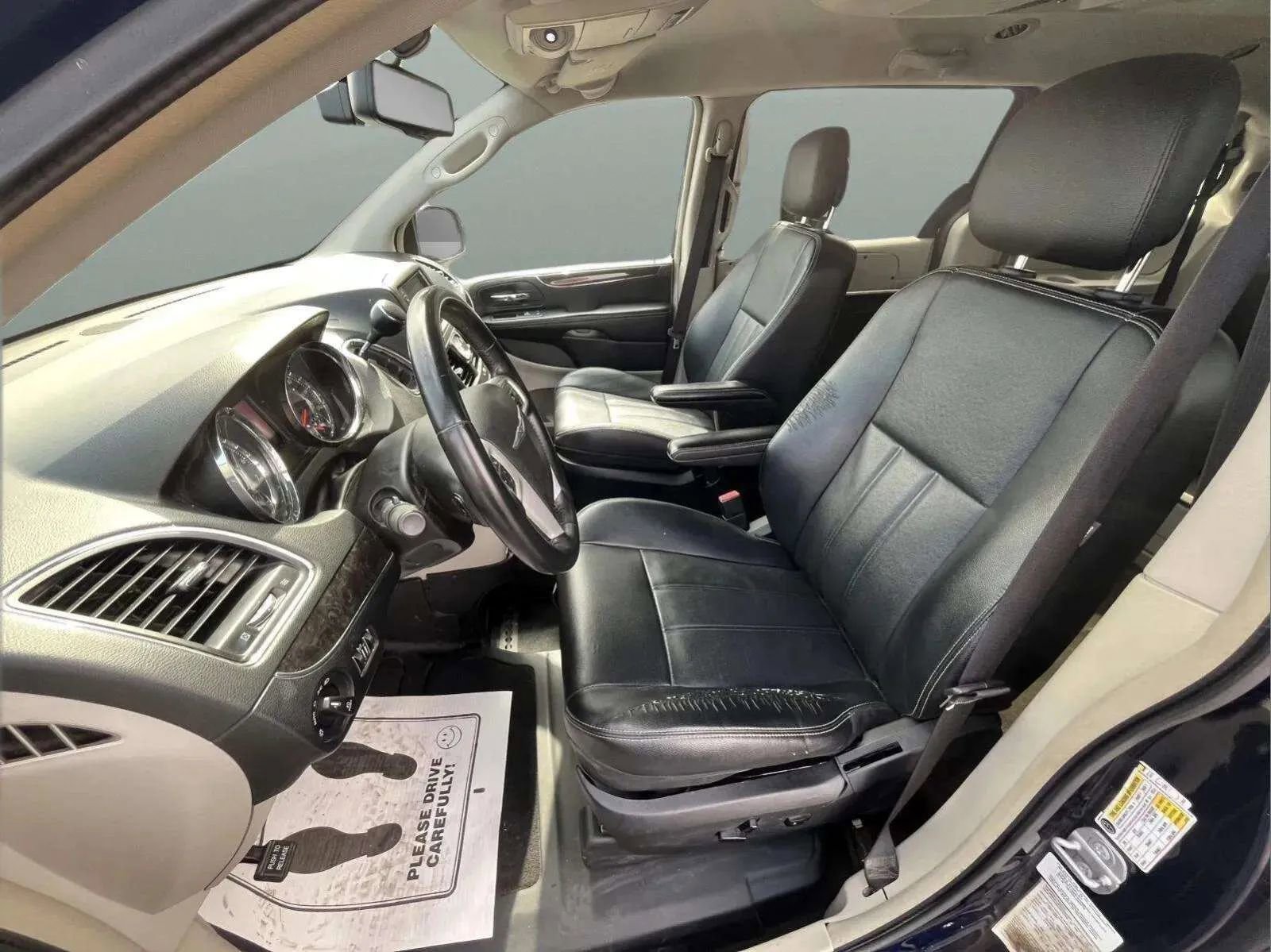 Used 2014 Chrysler Town & Country Touring image 17