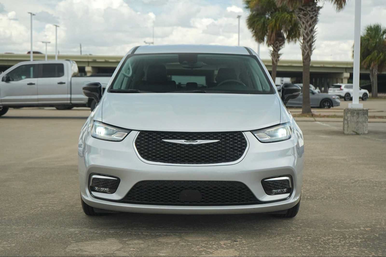 Used 2024 Chrysler Pacifica Touring-L FWD image 6