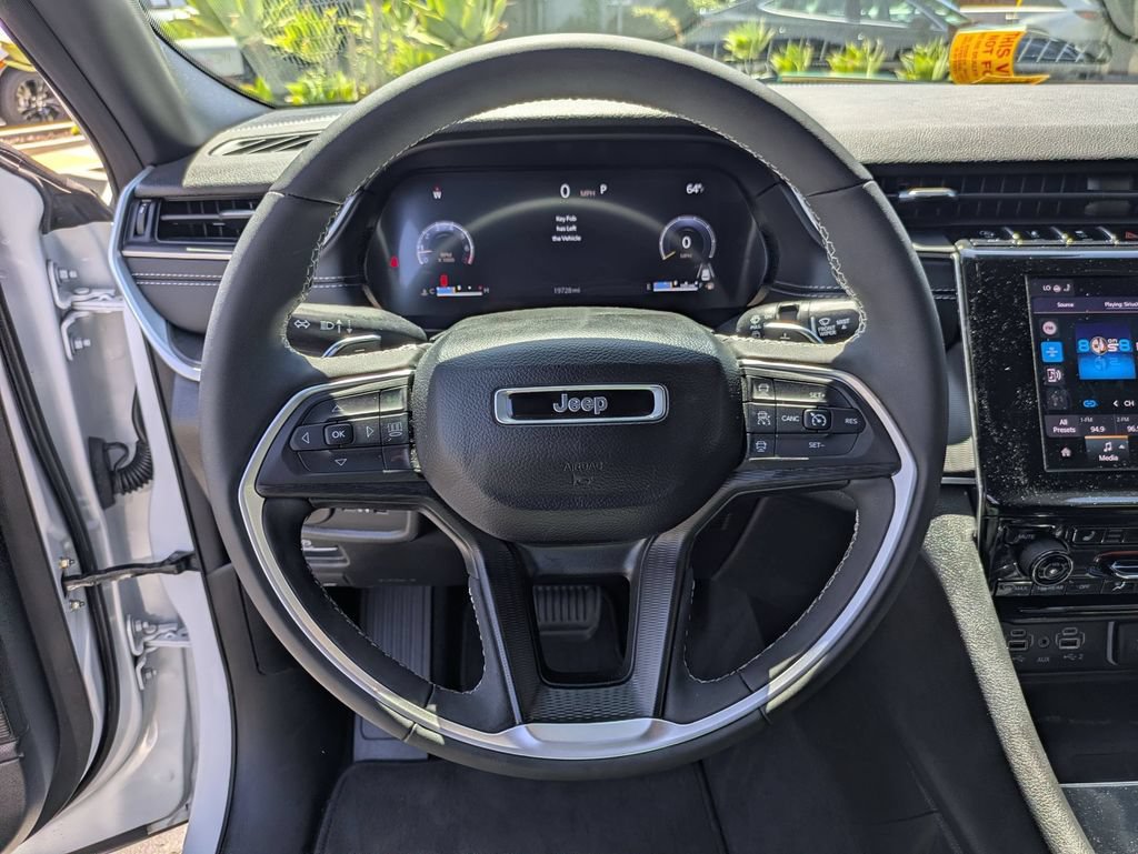 Used 2025 Jeep Grand Cherokee Altitude AWD/4WD image 18