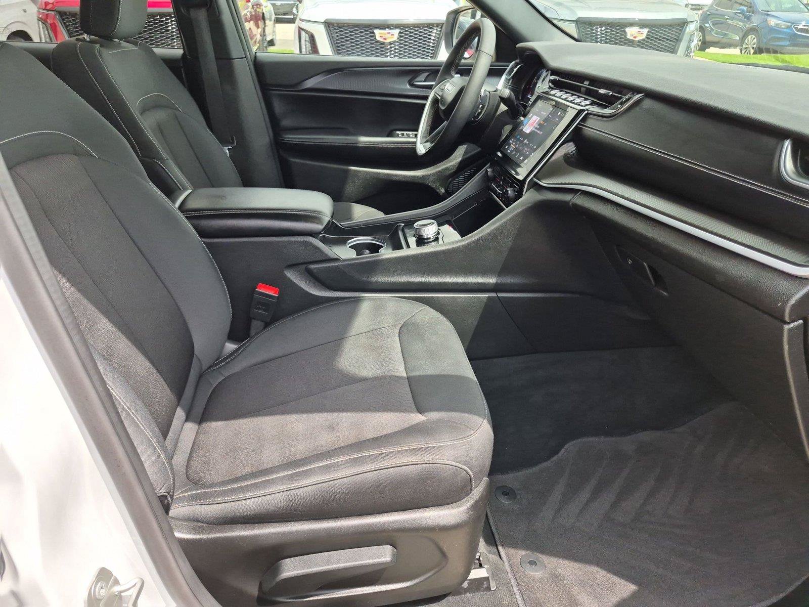 Used 2024 Jeep Grand Cherokee Laredo w/ Luxury Tech Group I AWD/4WD image 27