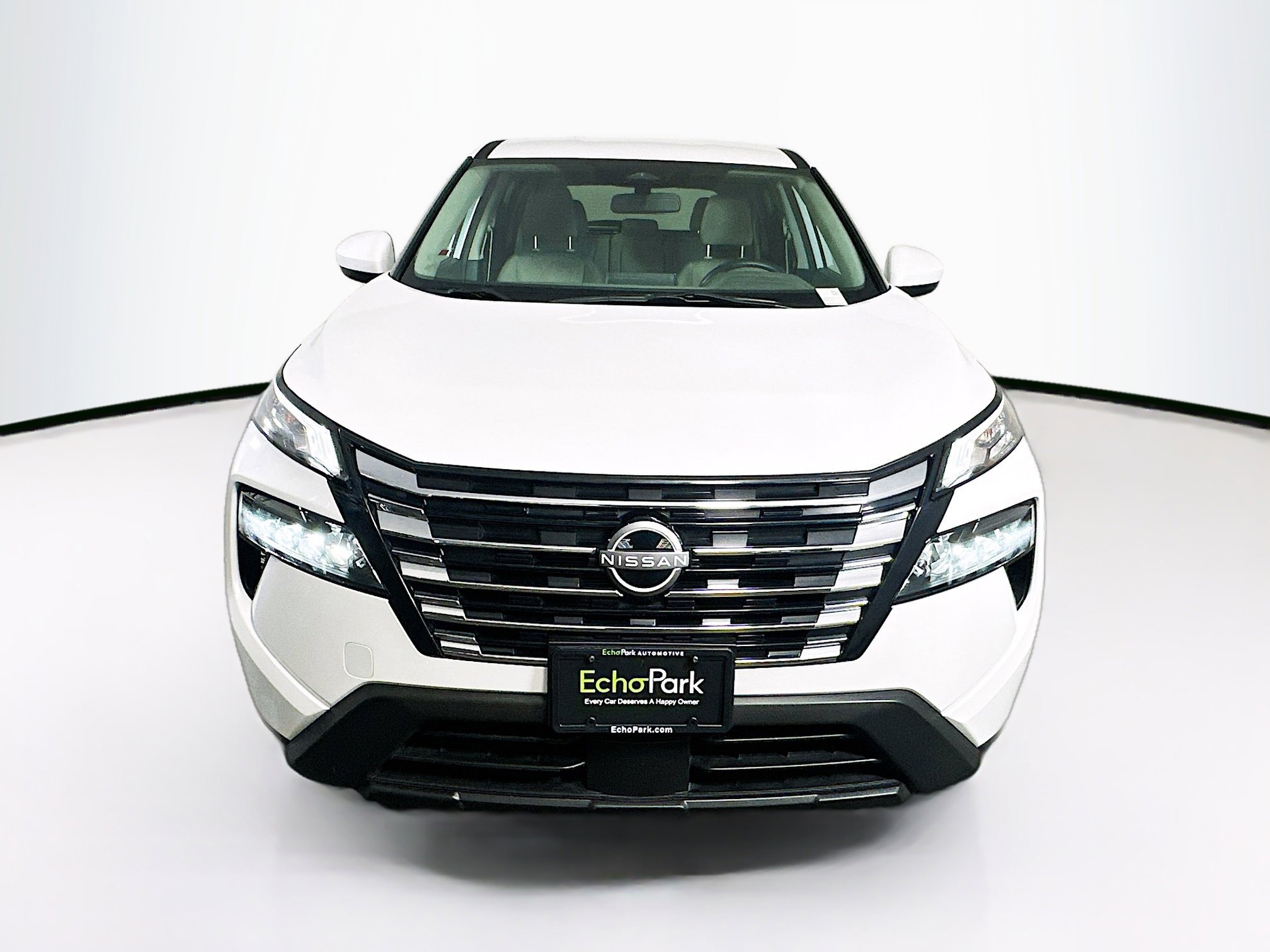 Used 2024 Nissan Rogue SV image 2